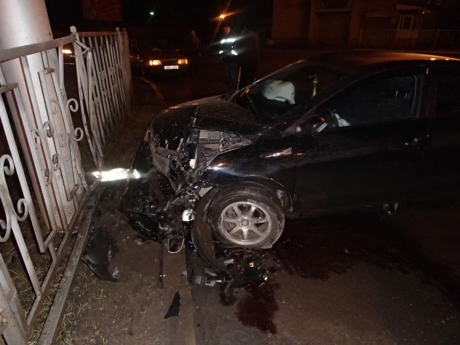 В Альметьевске автоледи врезалась в забор на улице Шевченко