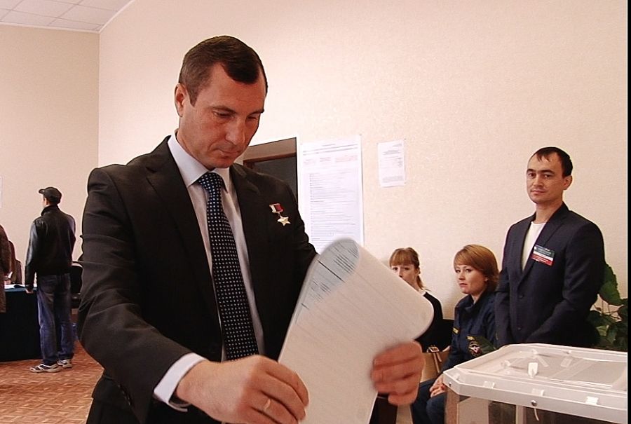 В Альметьевске участие в голосовании принял Герой Российской Федерации