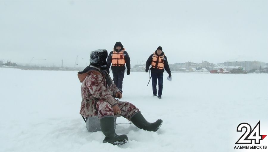 Взять с собой спасательный жилет рыбакам советуют альметьевские спасатели 