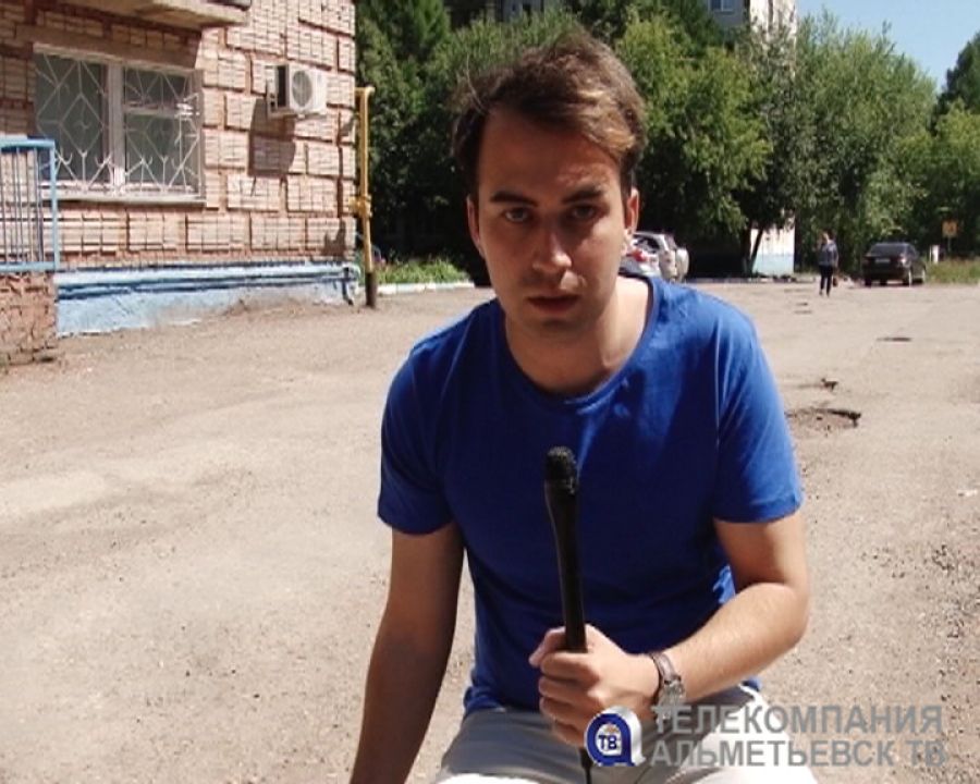 Глубину проблемы разбитых дорог измерил линейкой корреспондент телекомпании «Альметьевск ТВ»