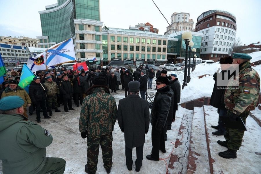 В Казани десантники и пехотинцы вышли на митинг в поддержку Путина
