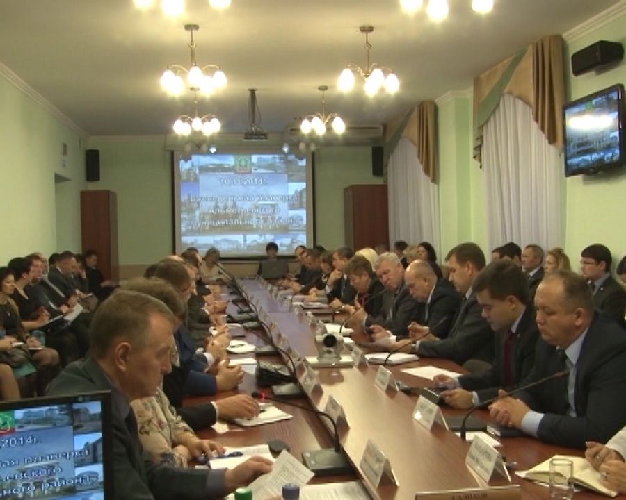 Переселение жильцов аварийных домов обсудили на городской планерке в Альметьевске