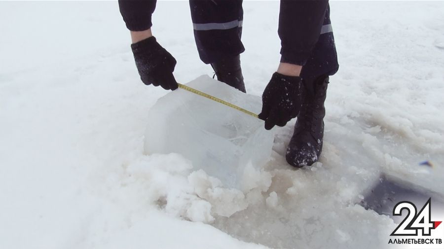 32 сантиметра – лед нормальный: альметьевские спасатели готовят прорубь для крещенских купаний