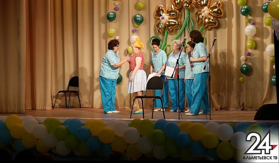 Веселые и находчивые: альметьевские медсестры отметили профессиональный праздник