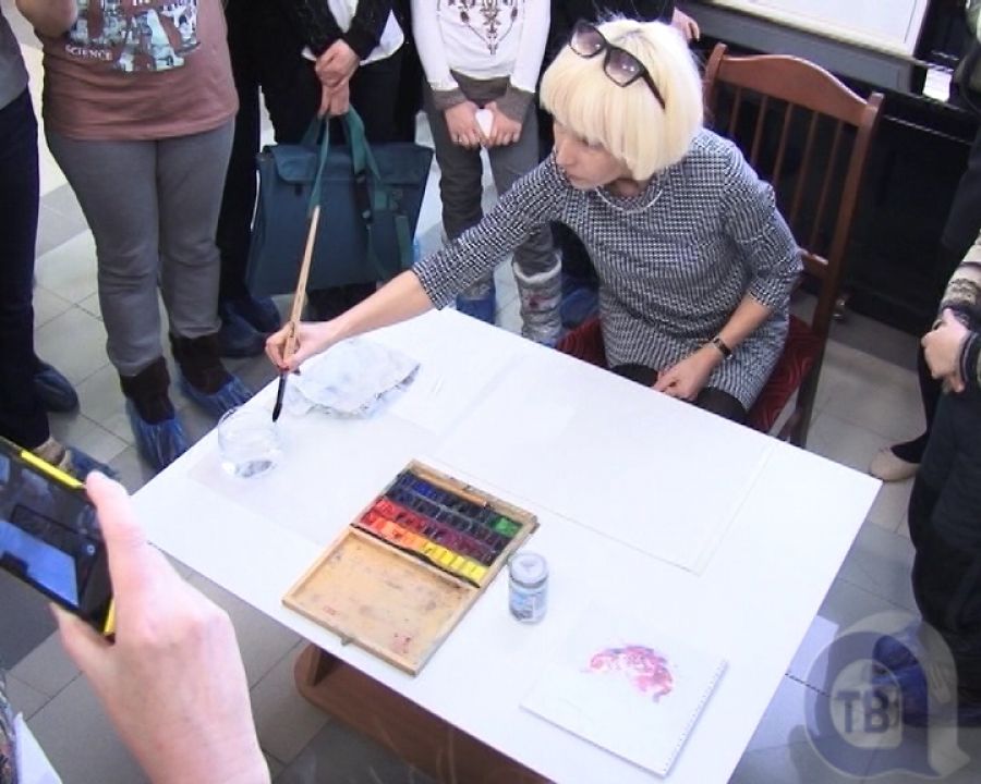 Лима Букина учит альметьевцев рисовать в технике «акварель по-сырому»