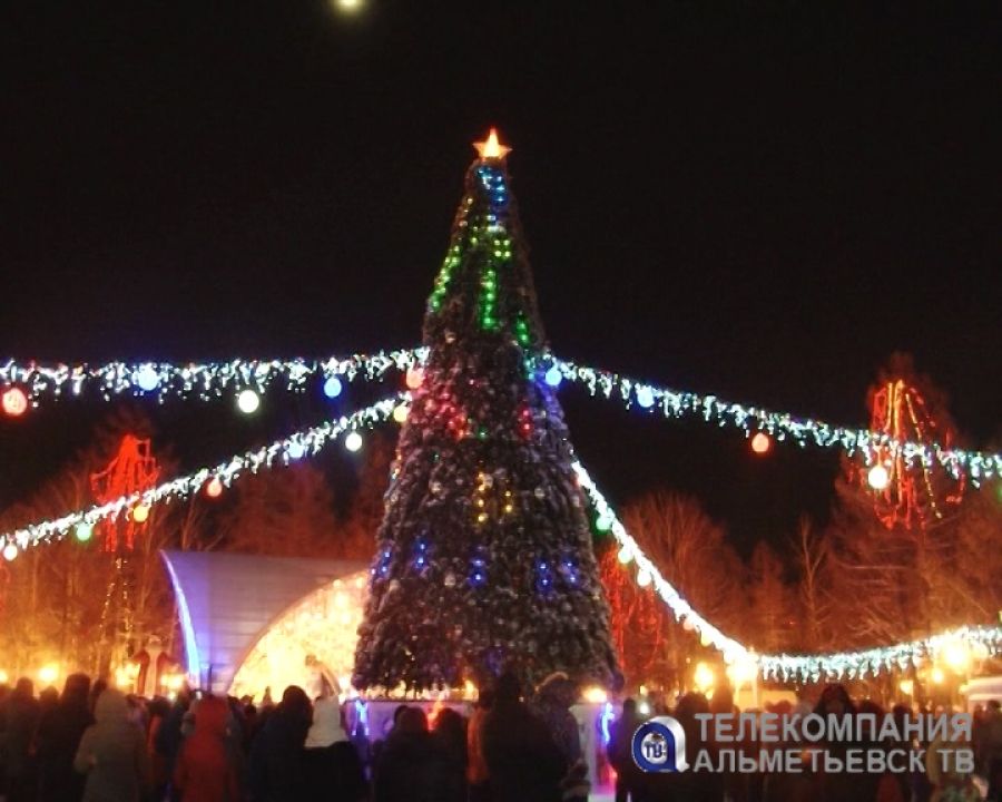 В городском парке Альметьевска открылся новогодний городок