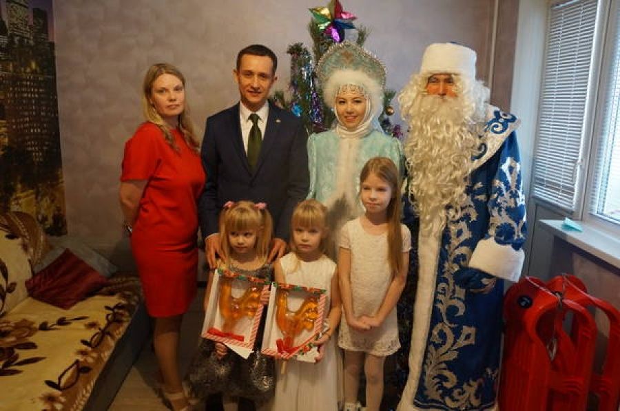 Подарки от Деда Мороза и главы района Айрата Хайруллина получили маленькие жители Альметьевска