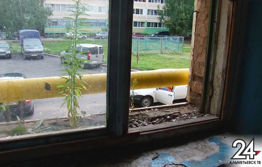 В отчаянии жители одного из домов Альметьевска сами взялись за ремонт 