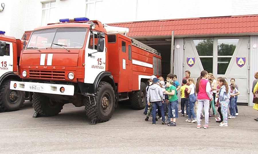 Горячая работа: альметьевские школьники побывали на экскурсии в пожарной части