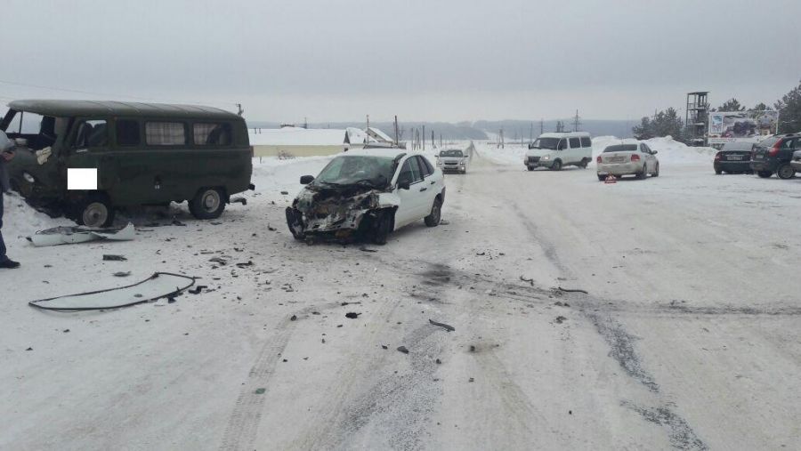В Альметьевском районе столкнулись три автомобиля