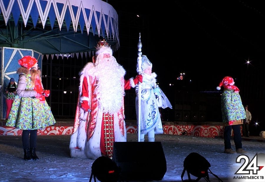 Дед Мороз из Великого Устюга зажег огни на альметьевской елке