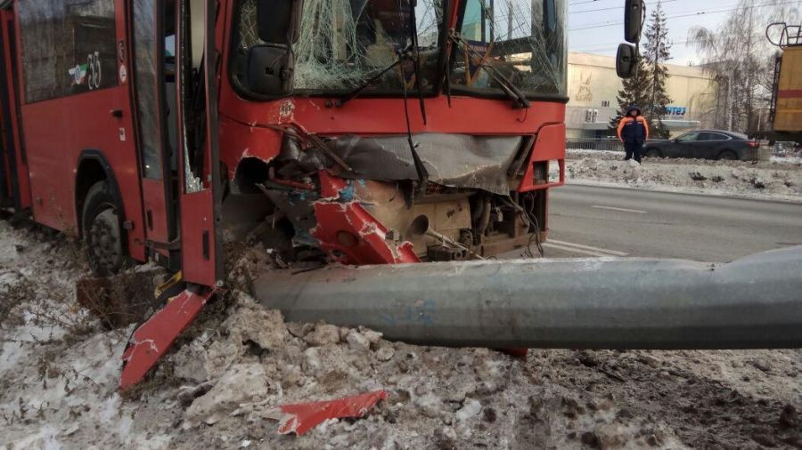 Крупная авария в Татарстане: пассажирский автобус врезался в столб