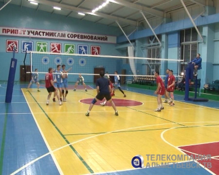 В Альметьевске стартовала любительская лига по волейболу среди мужских команд
