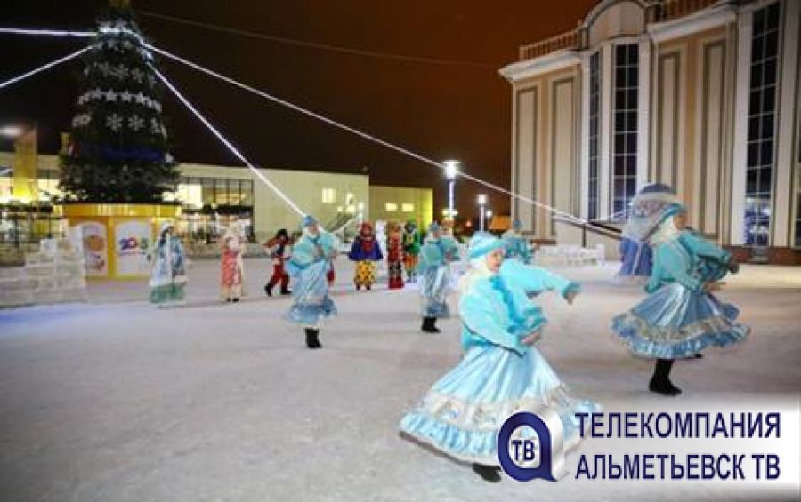 В Альметьевске открыли очередную новогоднюю елку