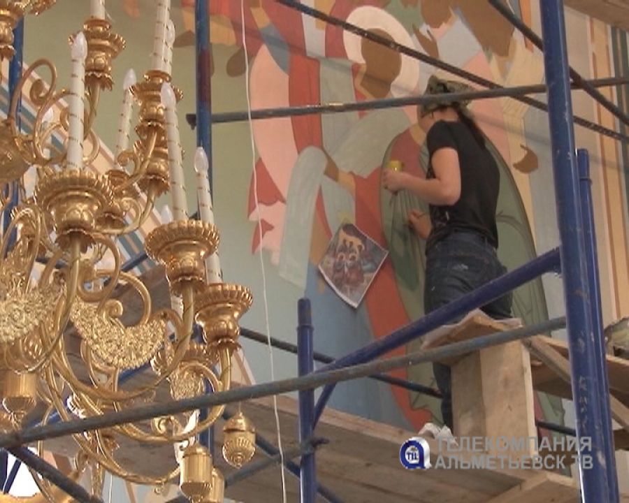 Иконописцы из Палеха расписывают храм в Альметьевске