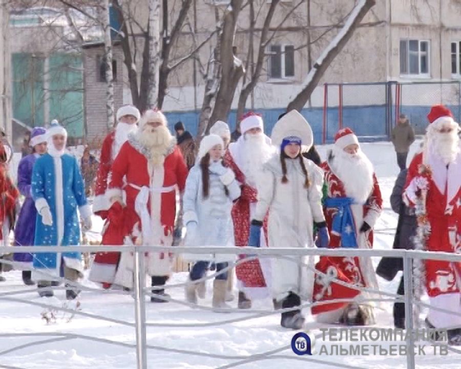В Альметьевске прошел парад Дедов Морозов и Снегурочек