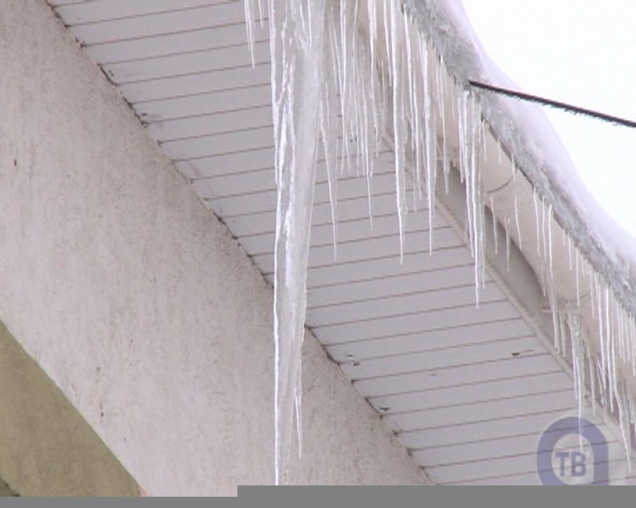 Опасные крыши очищают от снега в Альметьевске