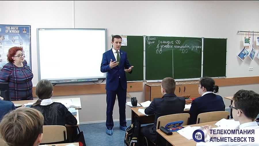 Глава Альметьевского района пришел на урок русского языка в школу «Менеджер»