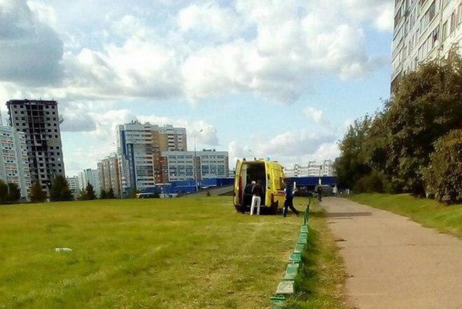В Татарстане 13-летняя девочка выпала из окна девятого этажа и погибла