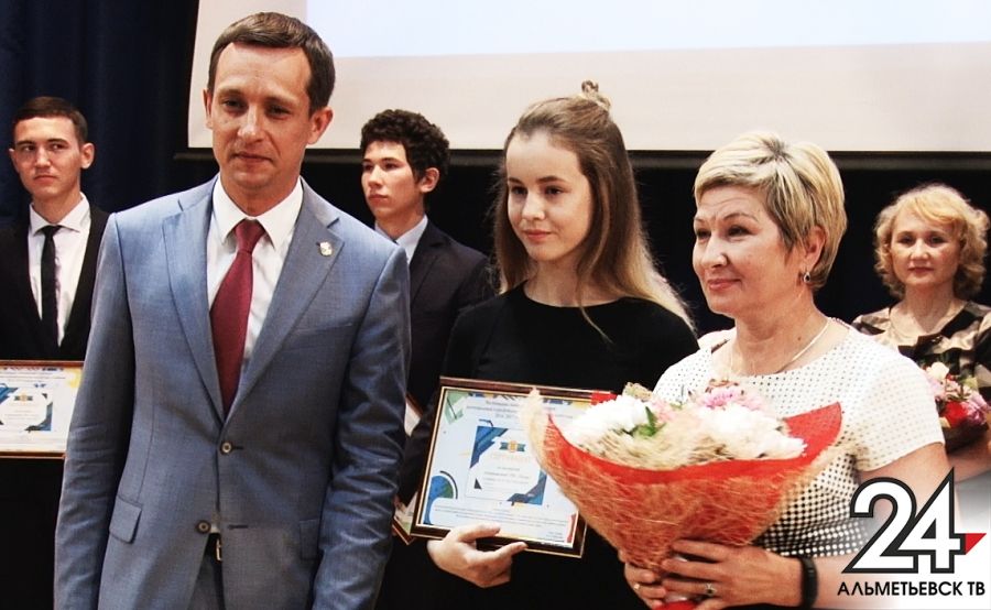 Школьников – победителей предметных олимпиад наградили в Альметьевске