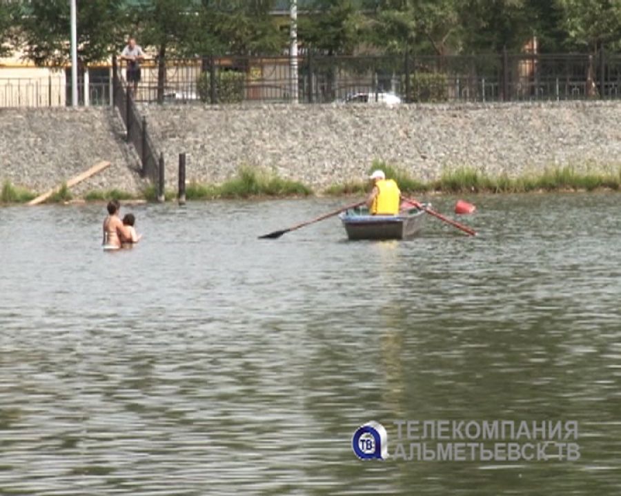 Полицейские патрулируют территорию городского озера в Альметьевске