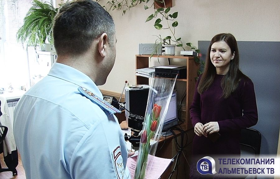 Госавтоинспекторы Альметьевска вместе с правами вручали дамам цветы 