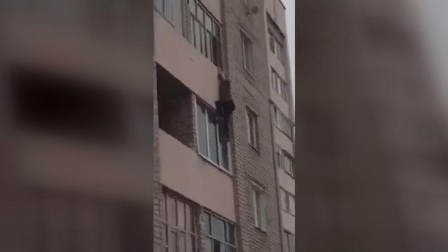 В Татарстане подростки снимали на видео падение женщины с балкона 
