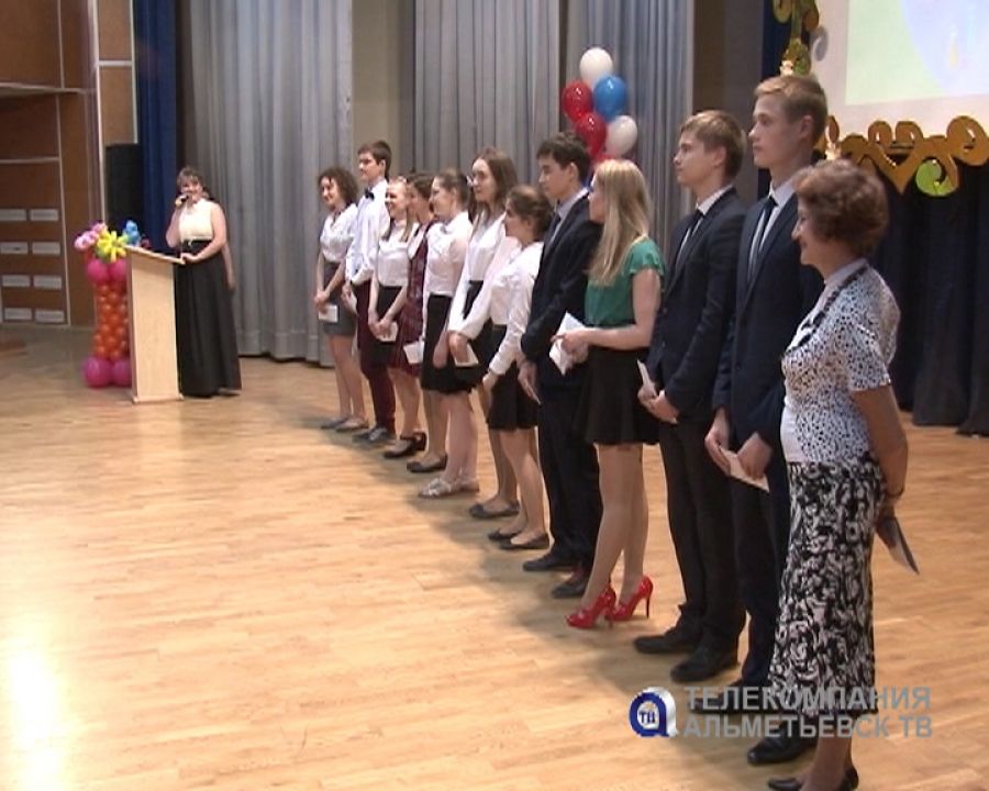 Победителей школьных олимпиад наградили в Альметьевске