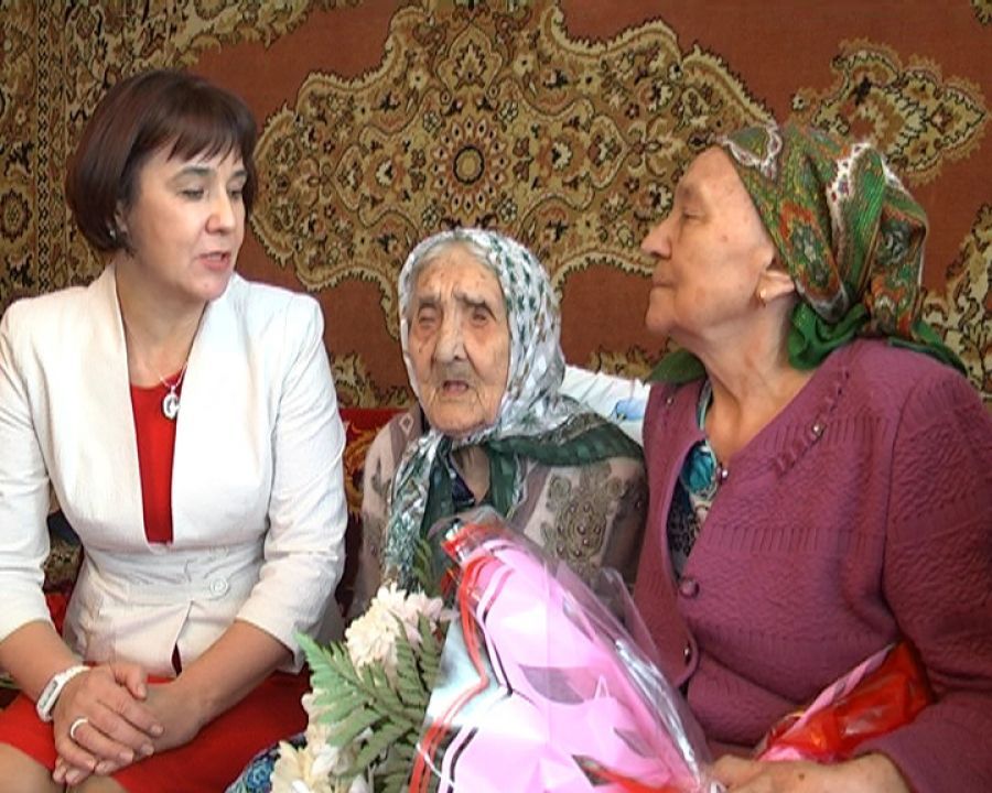 В Альметьевске двух тружениц тыла поздравили со 100-летними юбилеями