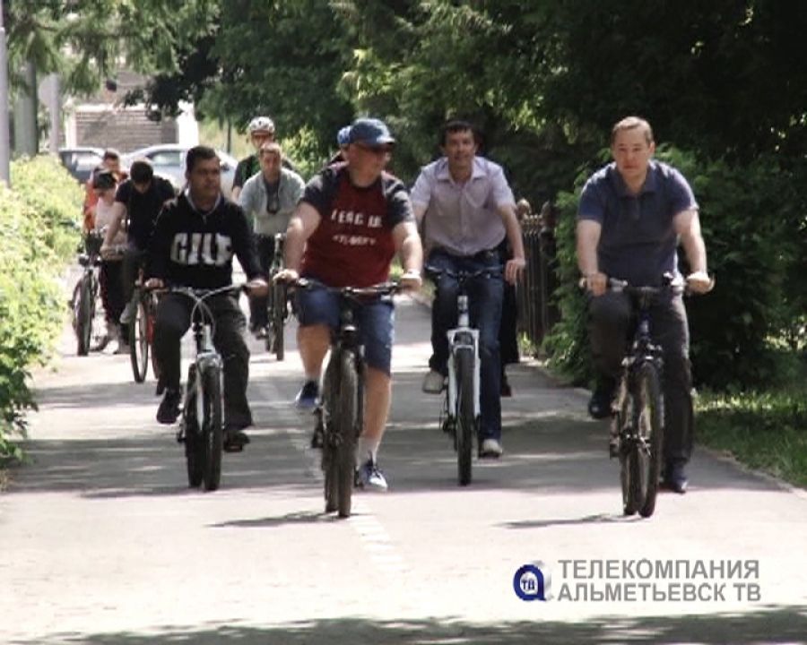 Руководитель исполкома АМР Айрат Хайруллин в очередной раз объехал город на велосипеде