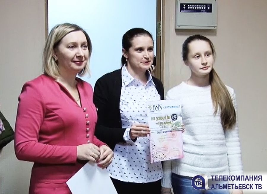 В телекомпании «Альметьевск ТВ» наградили победителей конкурса «Селфи с мамой»
