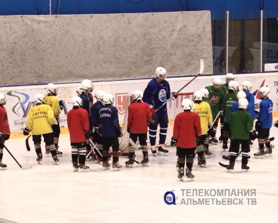 Игрок НХЛ Наиль Якупов провел мастер-класс для юных альметьевских хоккеистов