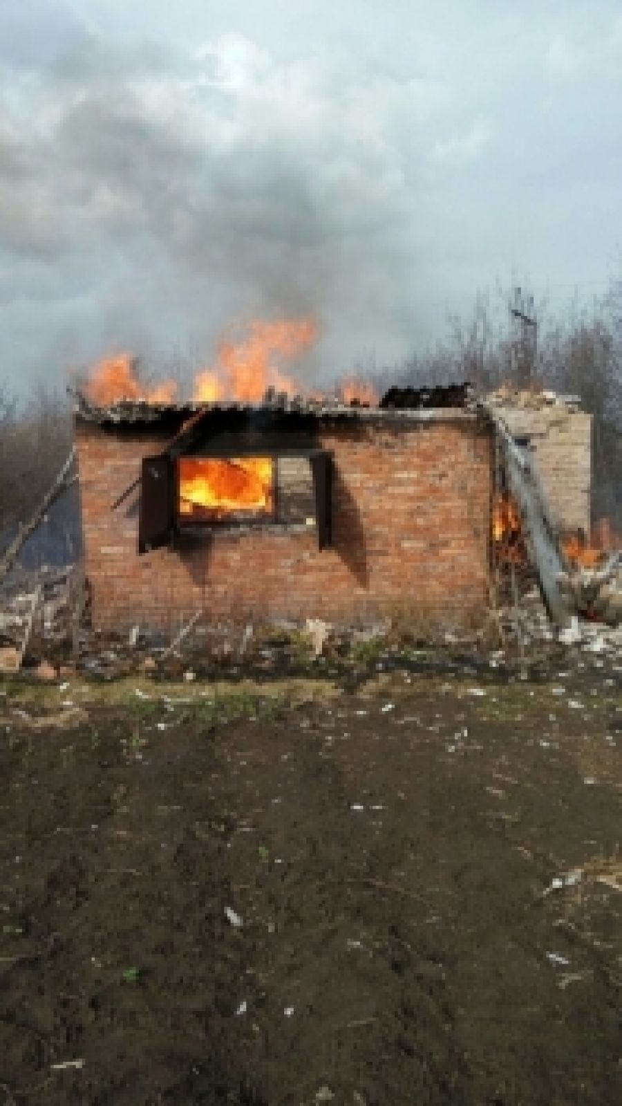 В Альметьевске на улице Шоссейной горел садовый домик
