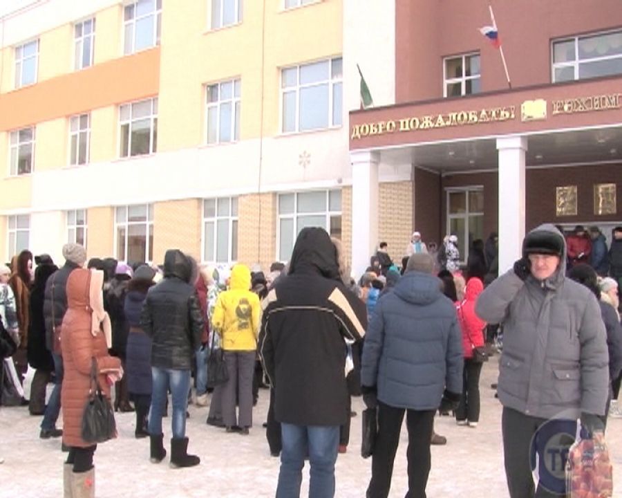 В Альметьевской школе № 25 родители будущих первоклассников снова выстраиваются в очередь