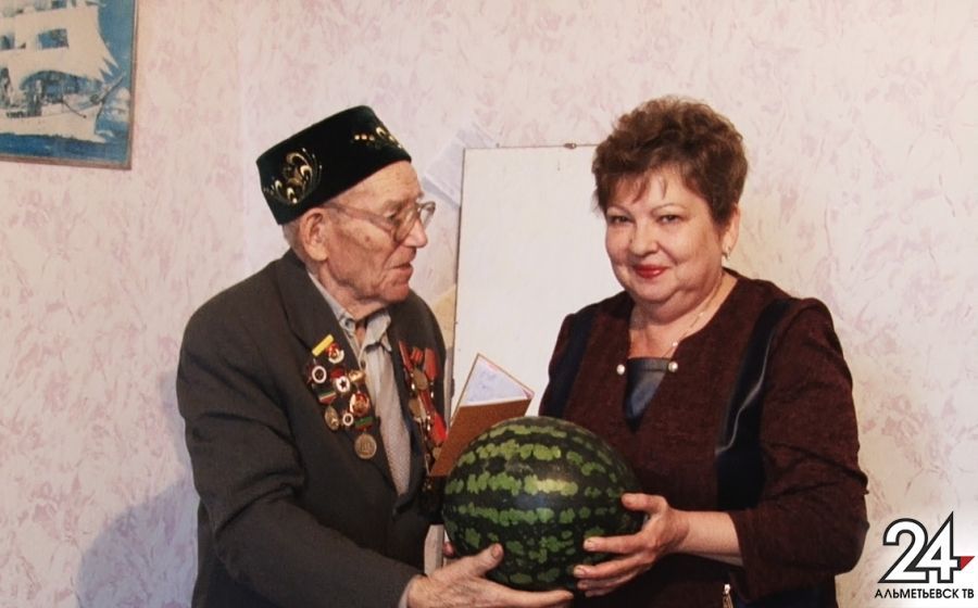 В свои 93 года альметьевский ветеран выращивает арбузы