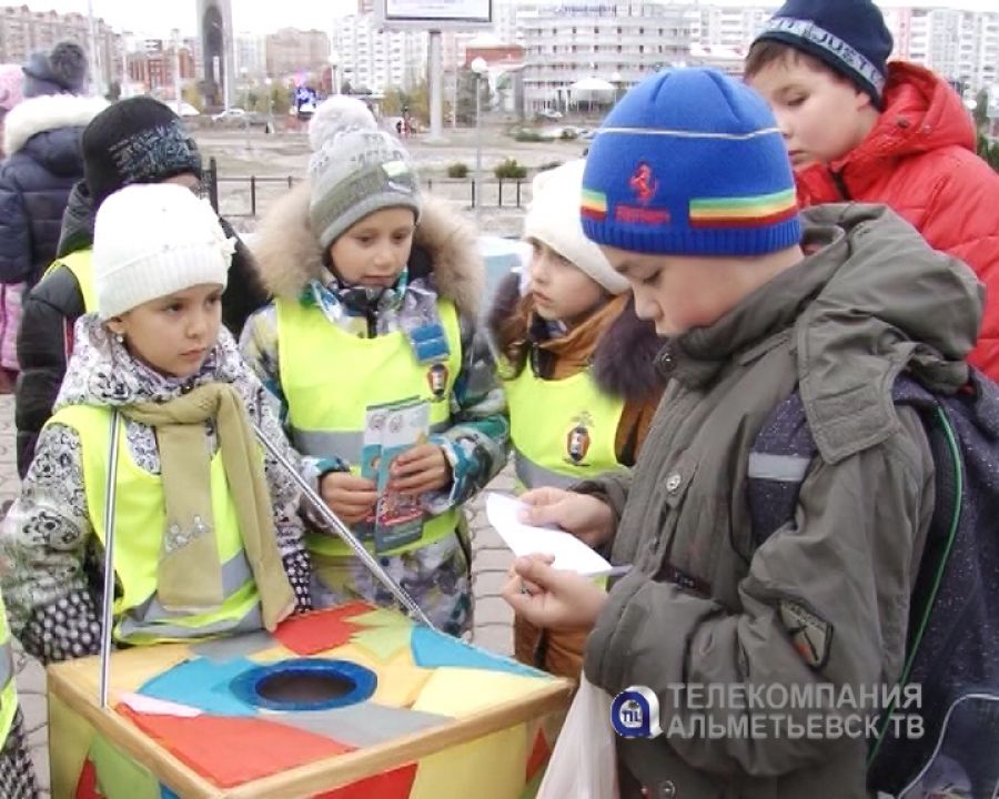 В Альметьевске дети дарили жителям подарки за знание правил дорожного движения