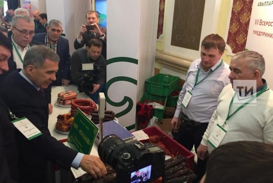 Предприниматели татарских сел России презентовали свою продукцию Президенту РТ
