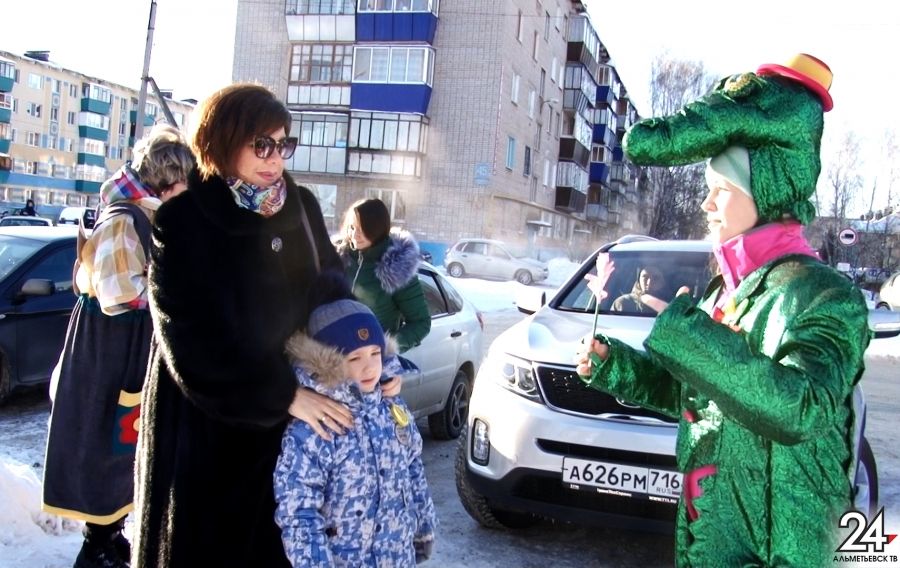 Альметьевские автоинспекторы провели праздничную акцию для женщин за рулем