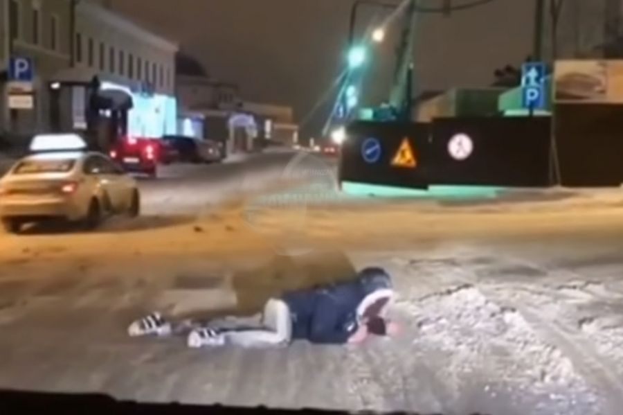 В Татарстане сняли на видео, как неадекватный пешеход переползал улицу