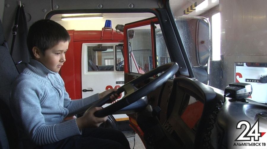 Альметьевские школьники побывали на экскурсии в пожарной части