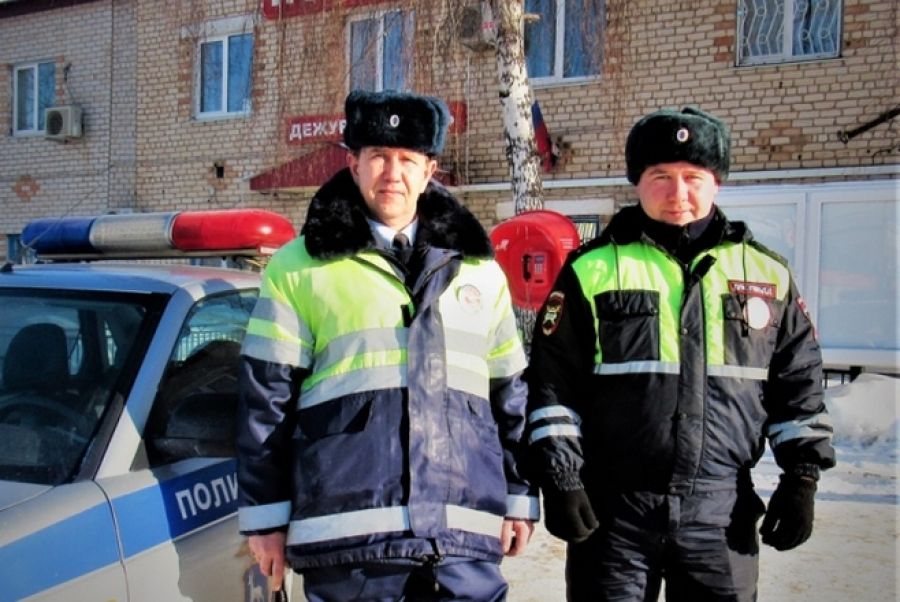 В Самарской области полицейские спасли от замерзания семейную пару из Альметьевска