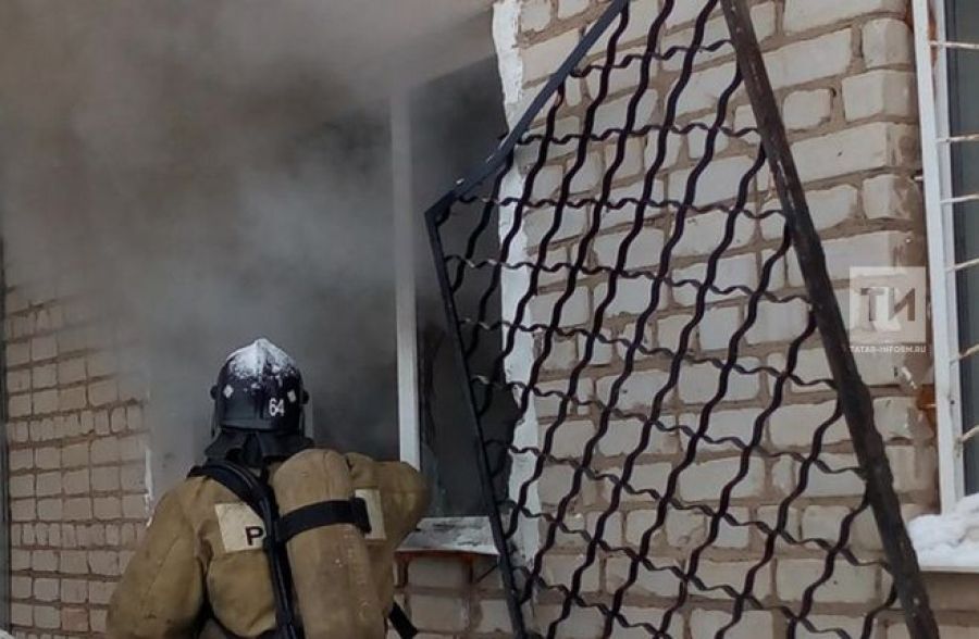В Татарстане на крупном пожаре в квартире пострадал человек