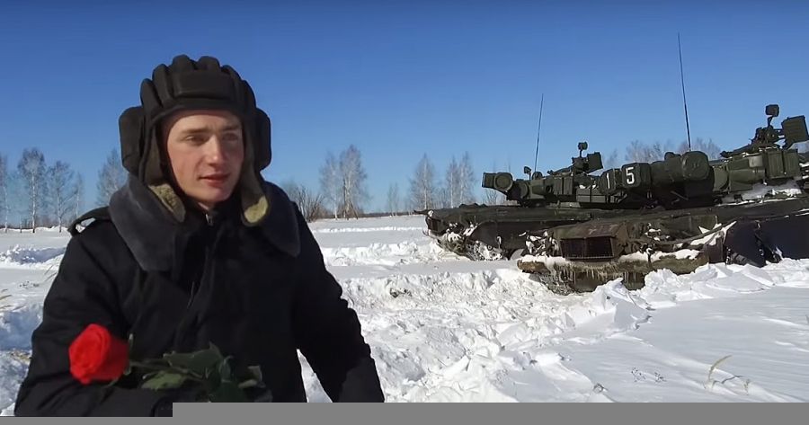 В Казани курсанты нарисовали танками большое сердце на снегу