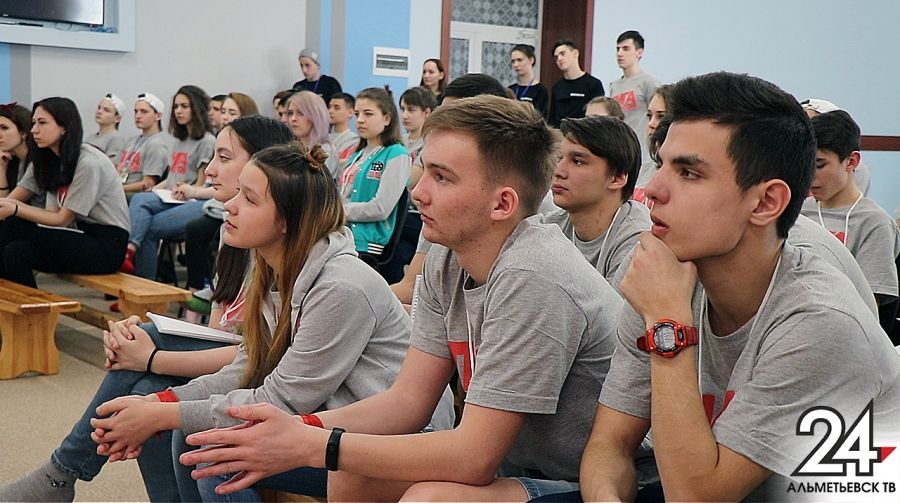 В Альметьевске проводит занятия Школа активных и находчивых студентов