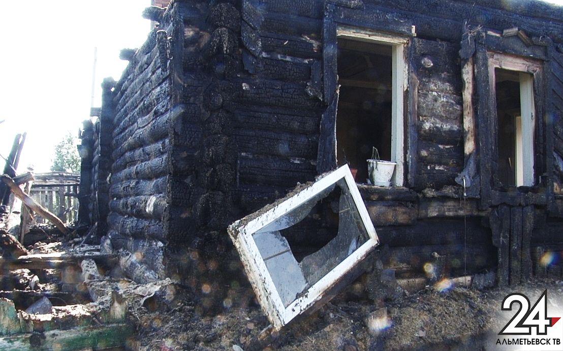 Из горящего дома в Татарстане спасли 79-летнюю женщину