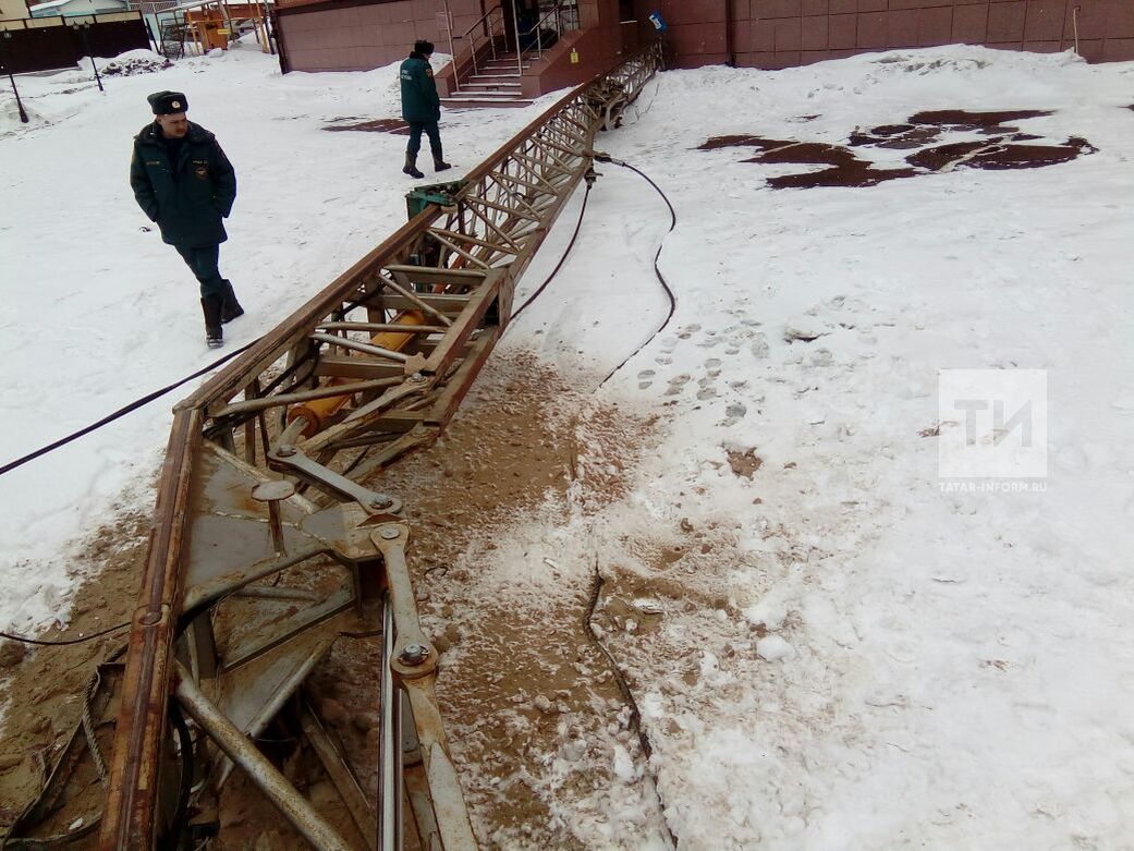 На строительной площадке в центре Казани упал 20-метровый кран