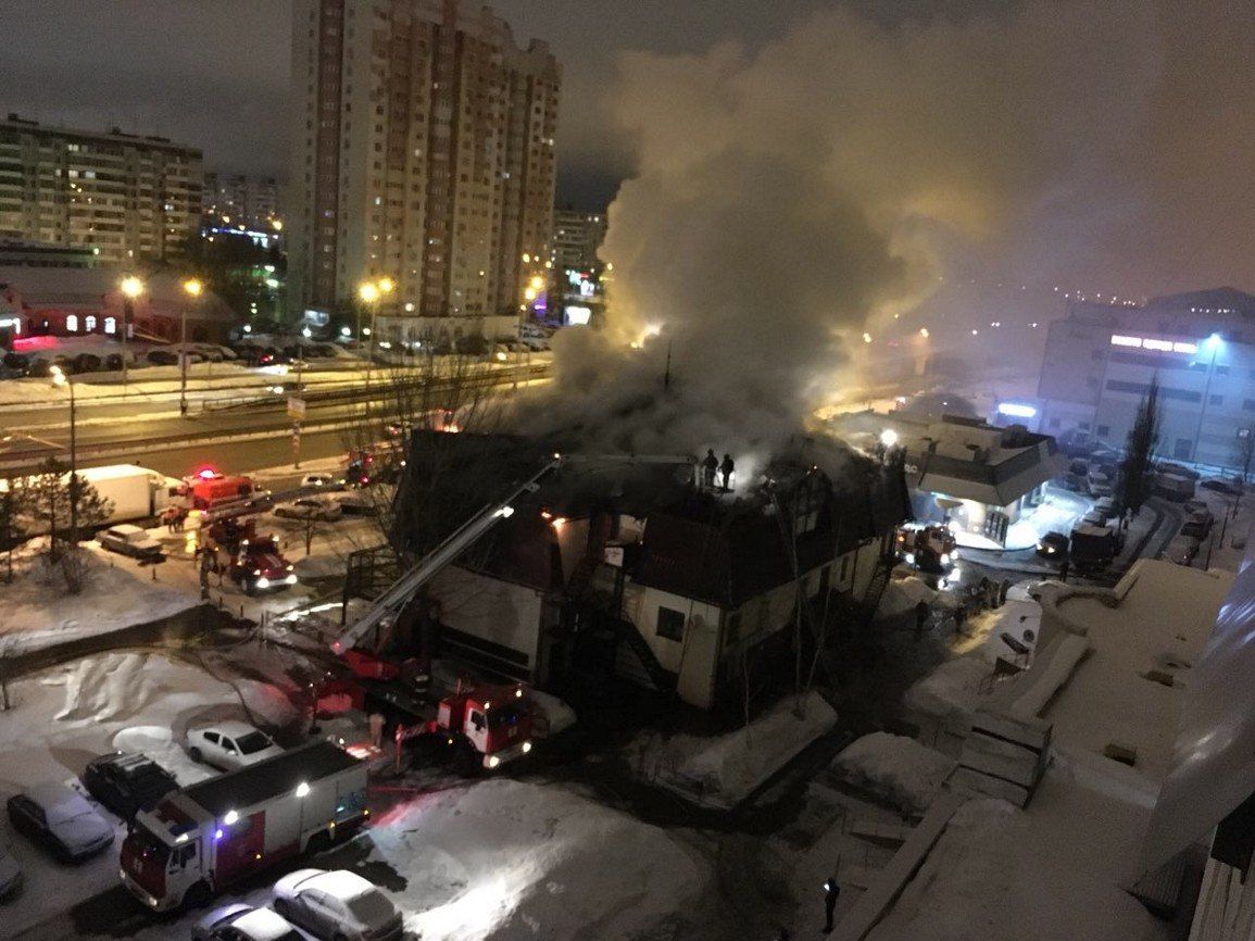 В Казани ночью загорелась крыша трактира «Старый Амбар»