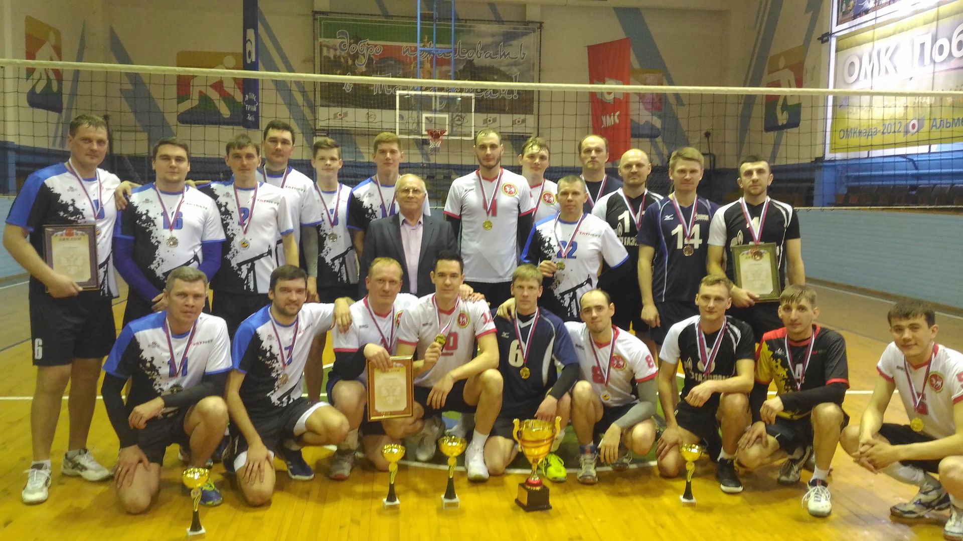Альметьевские волейболисты забрали переходящий кубок Федерации волейбола
