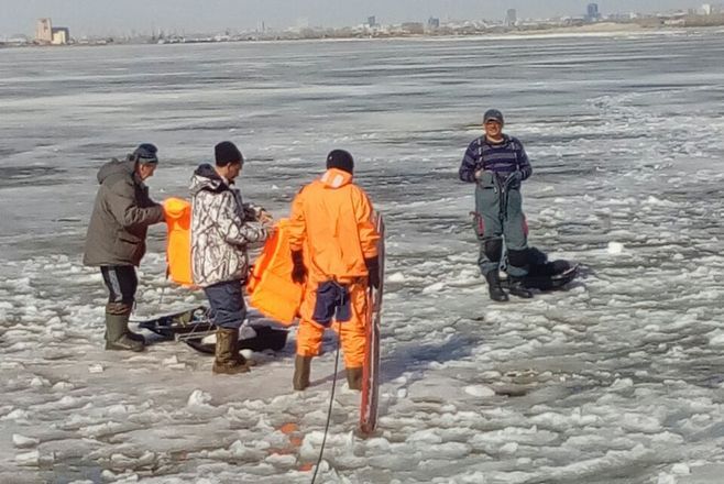 В Татарстане спасатели сняли с оторвавшейся льдины шестерых рыбаков