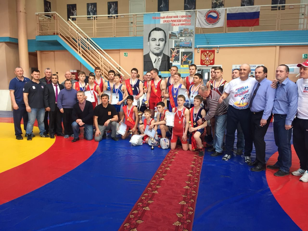 Альметьевские борцы завоевали три медали на межрегиональном турнире